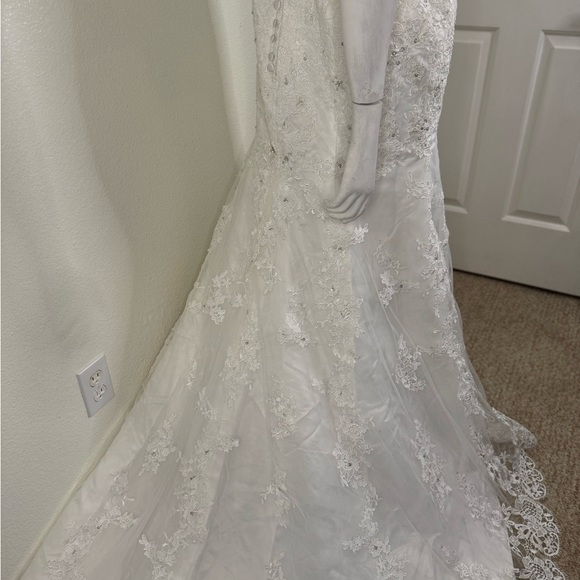 Loyeloy Women's Wedding Dresses V Neck Slit Lace. - Picture 5 of 15